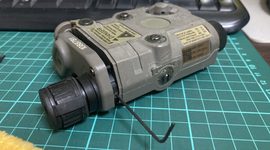 PEQ15型ガンカメラ レンズ固定ネジの改修